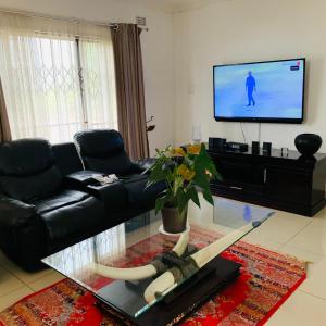 Μια τηλεόραση ή/και κέντρο ψυχαγωγίας στο Elangeni Lodge