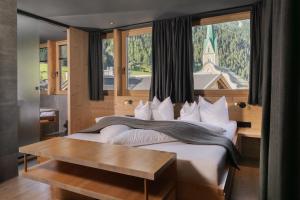 Postel nebo postele na pokoji v ubytování Hotel Goldener Adler - im Sommer Silvretta Card Premium inkludiert