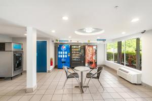 オーガスタにあるStudio 6 Augusta, GAのダイニングルーム(テーブル、椅子、ソーダメーカー付)