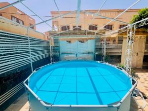 Bazén v ubytování Villa De Luxe, Piscine Idéalement située à Oujda nebo v jeho okolí