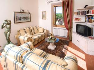 a living room with two couches and a tv at Villa La Fonte 13 in San Godenzo