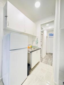 Η κουζίνα ή μικρή κουζίνα στο Alcantara Rooms LX