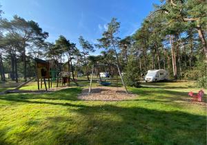 ein Park mit einem Spielplatz mit Schaukel in der Unterkunft Vila Norg in Norg