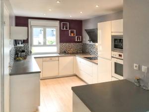 Kuchyňa alebo kuchynka v ubytovaní Maison charmante à Concarneau avec spa extérieur