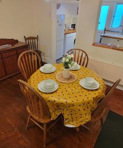 Kuchyň nebo kuchyňský kout v ubytování Bee Cottage