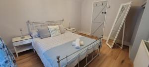 Postel nebo postele na pokoji v ubytování Bee Cottage