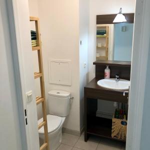 a bathroom with a toilet and a sink at Studio proche Disneyland Paris in Marne-la-Vallée