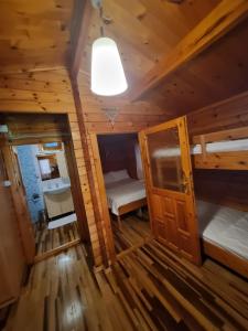 Postel nebo postele na pokoji v ubytování Çakıl Restoran ve Bungolov + 6 fotografií