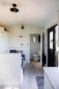 Φωτογραφία από το άλμπουμ του Quarterlands Glamping, Shepherds hut Bramble σε Crawfordsburn