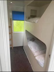 ein Zimmer mit zwei Etagenbetten und einem Fenster in der Unterkunft bee-side the sea whitley bay in Hartley