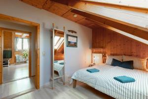 a bedroom with a large bed with a wooden wall at Gemütliche Wohnung nahe München mit kleinem Garten in Emmering
