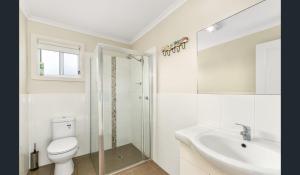 Un baño blanco con inodoro y lavabo. en Riptide - Pet friendly outside WiFi, en Robe 9 fotos más