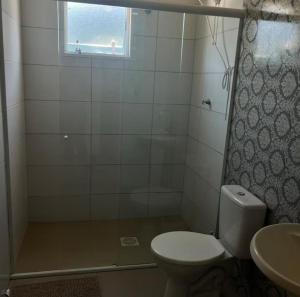 a bathroom with a toilet and a sink at Luciene in Xangri-lá