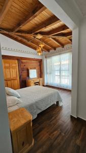 una camera da letto con un letto grande e un soffitto in legno di Los Temazcales de Xochitepec a Xochitepec