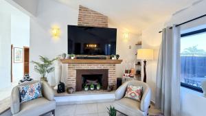 Televisyen dan/atau pusat hiburan di Luxurious 3-Bedroom Retreat in Ajijic - San Antonio- Walk to Everything