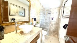 Bilik mandi di Luxurious 3-Bedroom Retreat in Ajijic - San Antonio- Walk to Everything +49 gambar