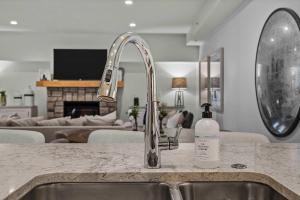 Μια τηλεόραση ή/και κέντρο ψυχαγωγίας στο Spacious 2bed with Hot Tub