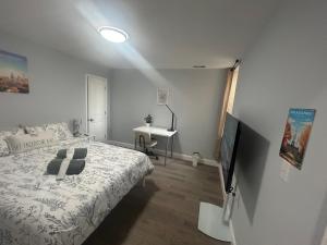 una camera con letto, TV e scrivania di Cozy 2-3 Bedroom Apartment in Center City! a Philadelphia