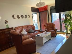 a living room with a couch and two chairs at Apartamento completo y equipado a 3 minutos de la playa in Bueu