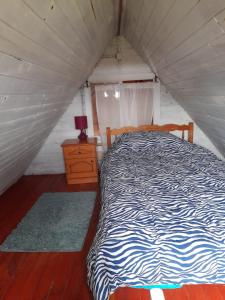 - une chambre avec un lit et une commode dans une tente dans l'établissement Type A cabana located in llifen, à llifen