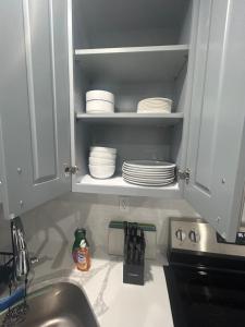 un mobile con lavabo e piatti. di Cozy 2-3 Bedroom Apartment in Center City! a Philadelphia Altre 51 foto