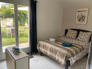 Ένα ή περισσότερα κρεβάτια σε δωμάτιο στο Bas de villa composée d'un 3 pièces et d'un studio avec piscine privée +24 φωτογραφίες