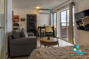 TV a/nebo společenská místnost v ubytování Condo Direct Beach Access at Joyuda