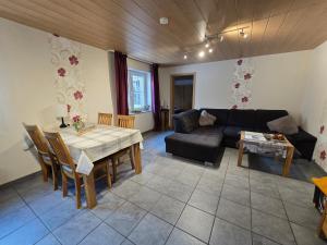 een woonkamer met een tafel en een bank bij Haus Blume in Medebach