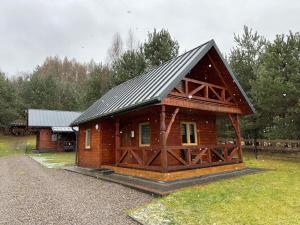 AdamÃ³wDomki całoroczne u Greściaków的一间有金属屋顶的小小木屋
