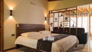 阿亚姆佩Las Olas del Surf的一间卧室，里面有一张铺着白色床单的大床。