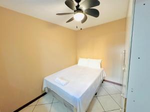 a bedroom with a bed and a ceiling fan at Apartamento completo Ideal para descansar en familia en San Salvador in San Salvador