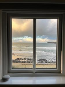 - une vue sur la plage depuis la fenêtre dans l'établissement Sound of the Sea - Penthouse in Portrush, à Portrush