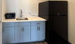 cocina con fregadero y nevera negra en Motel 6 East Windsor, NJ Hightstown, en East Windsor 28 fotos más