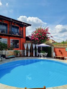 A piscina localizada em Pousada Ikabana ou nos arredores