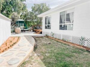 Zahrada ubytování Sonnys At Robe 350m to Long Beach Coastal Getaway Pet Friendly Two bedroom Home