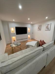a living room with a couch and a flat screen tv at T3 Haut standing in Saint-Raphaël