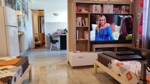 Televízia a/alebo spoločenská miestnosť v ubytovaní Logement entier agréable et accueillant