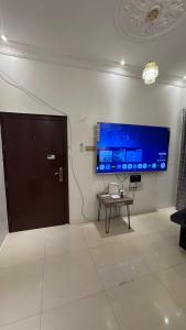 Μια τηλεόραση ή/και κέντρο ψυχαγωγίας στο عجمان كورنيش