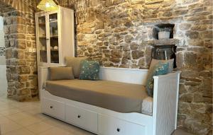 a bench in a room with a stone wall at Gorgeous Home In Donje Selo in Donje Selo na Šolti
