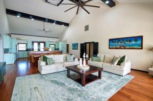 Posezení v ubytování Beachfront Villa with Long Private Pier and Pool