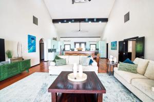 Posezení v ubytování Beachfront Villa with Long Private Pier and Pool + 29 fotografií