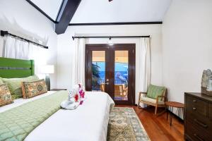 Postel nebo postele na pokoji v ubytování Beachfront Villa with Long Private Pier and Pool