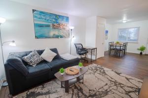 een woonkamer met een bank en een tafel bij APT Near Hospital,UofM,EMU in Ypsilanti