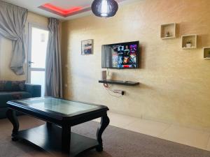 Una televisión o centro de entretenimiento en Appartement Vue Piscine et Mer