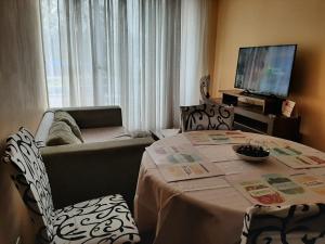 ein Wohnzimmer mit Tisch und Couch in der Unterkunft Departamento portal del mar in La Serena