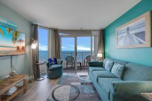 默特尔比奇The 7th Heaven in Myrtle Beach的客厅配有蓝色沙发,享有海景