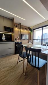 eine Küche und ein Esszimmer mit Tisch und Stühlen in der Unterkunft Apto novo e moderno - 5 min do Allianz parque in São Paulo
