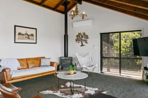 Χώρος καθιστικού στο Taupo Lake House With Breathtaking Panoramic Views
