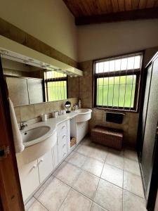 ein Badezimmer mit zwei Waschbecken und zwei Spiegeln in der Unterkunft Casa de playa con vista al mar in Santo Domingo
