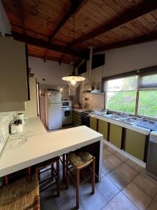 eine Küche mit einer großen weißen Theke in einem Zimmer in der Unterkunft Casa de playa con vista al mar in Santo Domingo